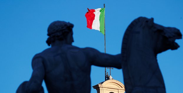 Un drapeau italien flotte sur le palais du quirinale, a rome