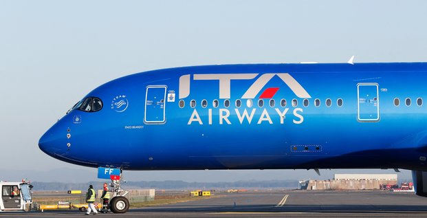 Photo d'archives d'un avion ita airways a l'aeroport de fiumicino a rome