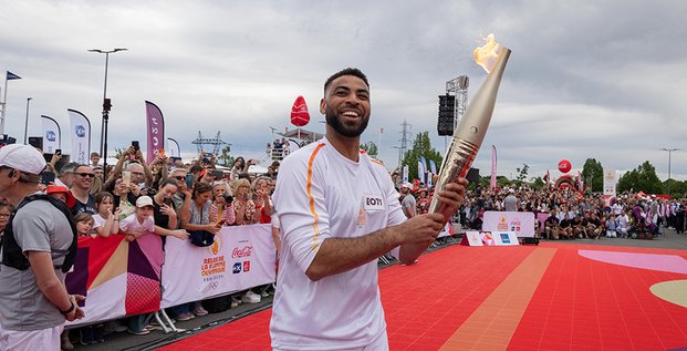 Le champion olympique 2021 Earvin Ngapeth portant la flamme dans la Vienne, à l’Arena Futuroscope, le 25 mai.