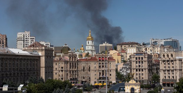 De la fumee s'eleve dans le ciel de la ville apres un tir de missile russe a kiev