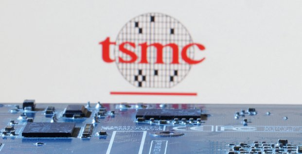 Illustration du logo tsmc et d'une carte mere d'ordinateur