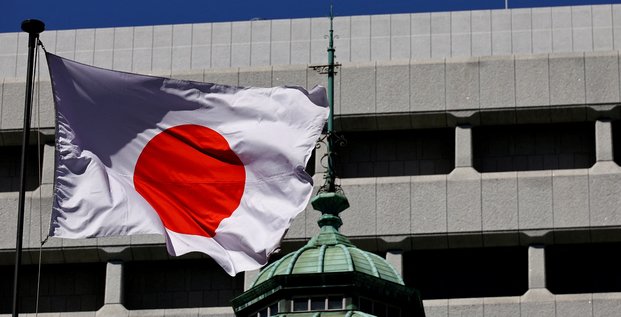 Le drapeau national japonais flotte sur le batiment de la banque du japon a tokyo