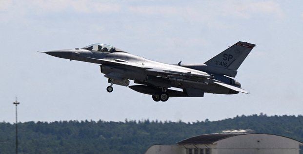 Un avion de chasse f-16 decolle sur la base aerienne americaine de spangdahlem, pres de la frontiere germano-belge, a spangdahlem, en allemagne