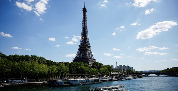 Vue sur le bord de seine devant la tour eiffel a paris