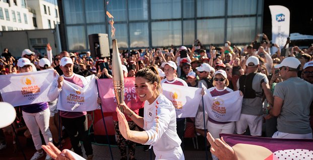 La flamme portée par l’ex-Miss France Laury Thilleman à Brest, le 7 juin.