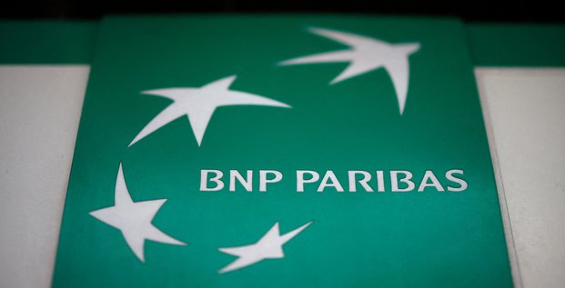 Le logo de bnp paribas a l'exterieur d'un immeuble a paris