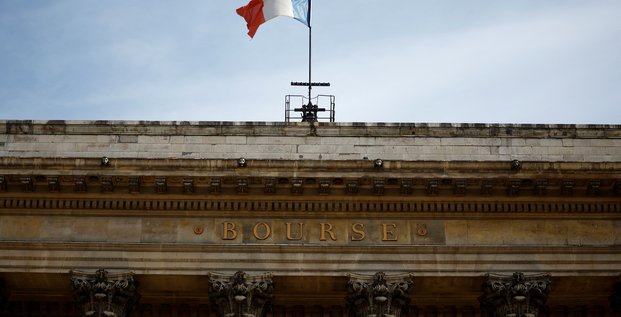 Un drapeau national francais flotte sur le palais brongniart, ancienne bourse de paris