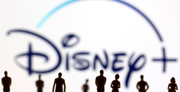 Illustration de figurines de jouets devant le logo disney +