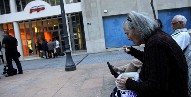 Espagne, pauvreté, précarité, minimas sociaux, Vieille femme mangeant une soupe en Espagne (seuil pauvreté)