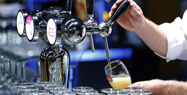 Un serveur serrt une bière pression Inbev dans un verre Stella Artois à Bruxelles