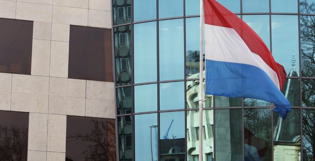 Le drapeau du Luxembourg se reflète sur la Banque du Luxembourg en mai 2009