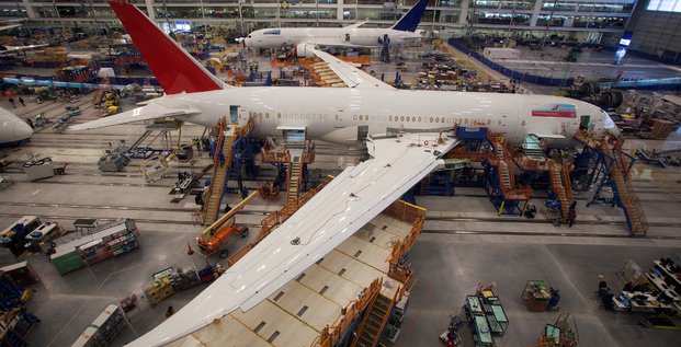 Des travailleurs en Caroline du sud s'activent sur un Boeing 787 Dreamliner, en décembre 2013