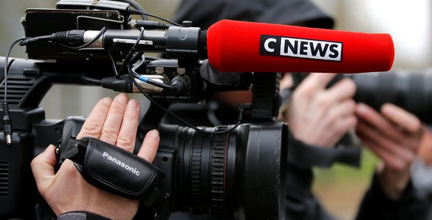 Un journaliste de CNews (ex iTELE) tient une caméra à l'épaule. Mars 2017