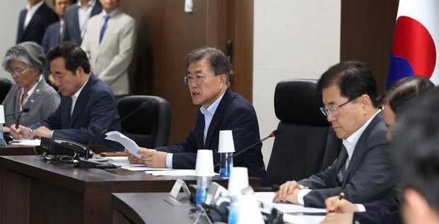 Le président sud-coréen Moon Jae-in préside le Conseil national de sécurité à la Maison bleue présidentielle à Séoul, en Corée du Sud, le 4 juillet 2017.