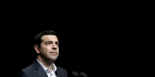 Alexis tsipras pas encore decide a renvoyer les grecs aux urnes