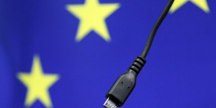 Téléphones intelligents : le chargeur universel devient obligatoire dans  l'UE