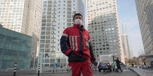 Coronavirus / Covid-19 : un livreur KFC marche dans un complexe commercial situé dans le quartier des affaires de Beijing en Chine