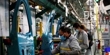 Des ouvriers travaillent sur la ligne d'assemblage de la Renault Zoe dans l'usine de Flins