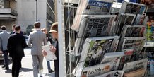 Presse : kiosque à journaux situé devant les locaux de l'AFP, à Paris