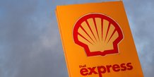 Shell evite une perte au deuxieme trimestre mais passe pres de 17 milliards de dollars de depreciations