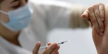 Coronavirus: le gouvernement examinera mercredi l'extension du rappel vaccinal aux plus de 40 ans