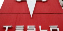 Tesla rappelle pres d'un demi-million de voitures pour des failles de securite