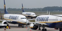 Ryanair annonce une perte au troisieme trimestre, hausse possible des tarifs cet ete
