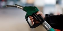 La france va offrir une remise sur le carburant face a la hausse des prix, annonce castex