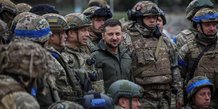 Le president ukrainien volodimir zelensky avec des soldats lors d'une visite dans la ville d'izioum en ukraine