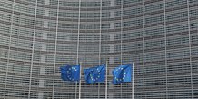 Photo d'archives des drapeaux de l'union europeenne devant le siege de la commission europeenne a bruxelles