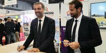 Michaël Delafosse, maire de Montpellier et président de la Métropole, signe le rachat du site historique d'Union Matériaux avec son président, Alexandre Vachet.
