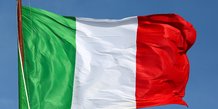 Le drapeau italien flotte devant l'altare della patria, egalement connu sous le nom de vittoriano, dans le centre de rome