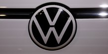 Le logo de volkswagen au salon international de l'automobile de new york.