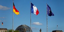 Les drapeaux de l'allemagne, de la france et de l'union europeenne devant la chancellerie allemande