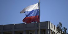 Photo d'archives: le drapeau de la russie flotte sur le mat de l'ambassade de russie a helsinki