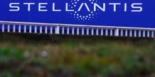 Photo d'archives du logo de stellantis dans les locaux de la societe a velizy-villacoublay