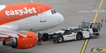 Photo du tracteur pushback goldhofer devant un airbus a319-112 avec le logo easyjet