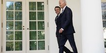 Le president americain joe biden et le president francais emmanuel macron apres une ceremonie officielle a la maison blanche a washington