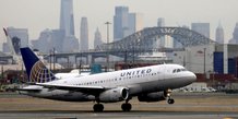 Photo d'archives d'un avion de united airlines qui decolle a new york