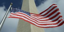 Le drapeau americain flottant devant le washington monument
