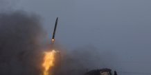 Un lance-roquettes multiple ukrainien bm-21 grad tire une roquette lors d'un bombardement le jour de noel sur la ligne de front a bakhmut
