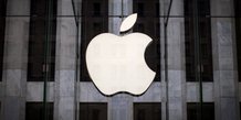 Photo d'archives du logo apple a l'entree de l'apple store sur la 5e avenue dans l'arrondissement de manhattan a new york