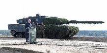 Le chancelier allemand olaf scholz prononce un discours devant un char leopard 2
