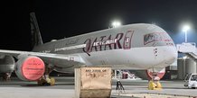 Une vue montre l'airbus a350 de qatar airways gare a l'exterieur du hangar de maintenance de qatar airways a doha