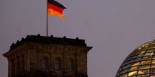 Un drapeau allemand sur le batiment du reichstag a berlin, en allemagne