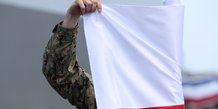 Un soldat americain deroule un drapeau de la pologne, a gdynia