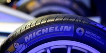 Le logo de michelin sur un pneu