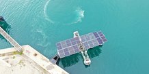 Le démonstrateur Sun’Sète de SolarinBlue (ferme solaire flottante en mer), dans le port de commerce de Sète