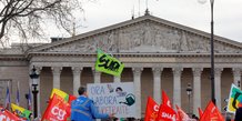 Photo des manifestants tiennent des banderoles sur la place de la concorde pres de l'assemblee nationale a paris