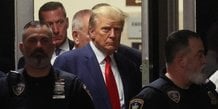 Photo de l'ancien president americain donald trump dans un tribunal de manhattan, a new york